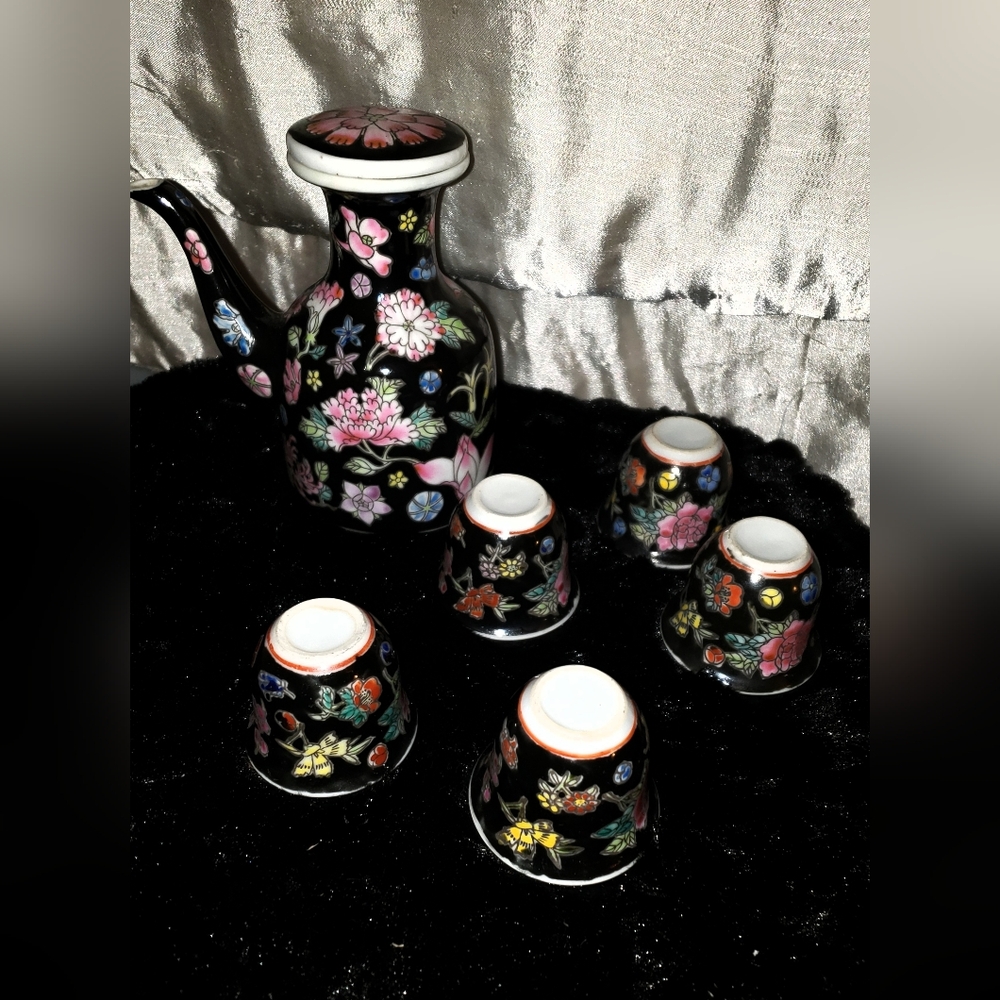 Vintage 1970 Chinese Porcelin Sake/ Teapot With Cups